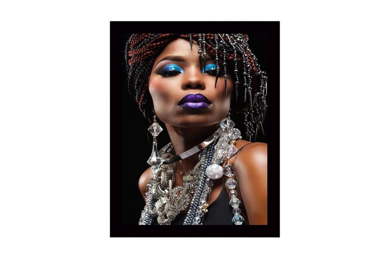 Kehystetty puutaulu canvasille - 41x56 cm - Muotokuva naisesta dramaattisella meikillä ja koruilla, Sininen / Violetti / Musta