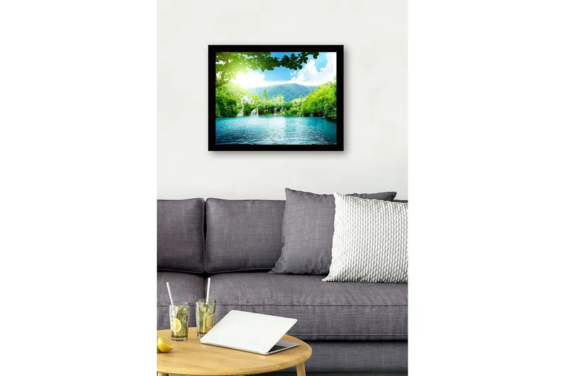 Kehystetty puutaulu canvas-taululla - 41x56 cm - Tyyni järvi vesiputouksella, rehevän vehreyden ja vuorten ympäröimänä - Vihreä / Turkoosi / Sininen - Sisustustuotteet - Taulu & taide