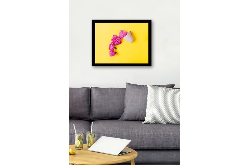 Kehystetty puinen canvas-taulu - 41x56 cm - Vaaleanpunaiset pionit valkoisesta kupista keltaisella pohjalla - Vaaleanpunainen / Keltainen - Sisustustuotteet - Taulu & taide