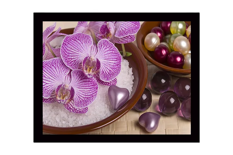 Kehystetty puupohjainen canvas - 41x56 cm - Kaunis kokoelma orkideoita ja koristeita kulhoissa, Violetti / Valkoinen / Vihreä