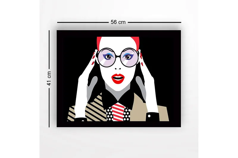 Kehystetty puinen canvas-taulu - 41x56 cm - Muotokuva naisesta, jolla on suuret silmälasit ja punainen huulipuna - Punainen / Musta / Valkoinen - Sisustustuotteet - Taulu & taide