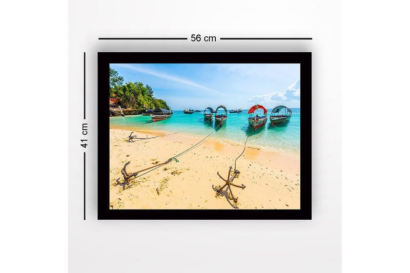 Kehystetty puutaulu canvas-taululle - 41x56 cm - Veneet ankkuroituna aurinkoiselle rannalle kirkkaan turkoosin veden kanssa - Turkoosi / Beige / Vihreä - Sisustustuotteet - Taulu & taide