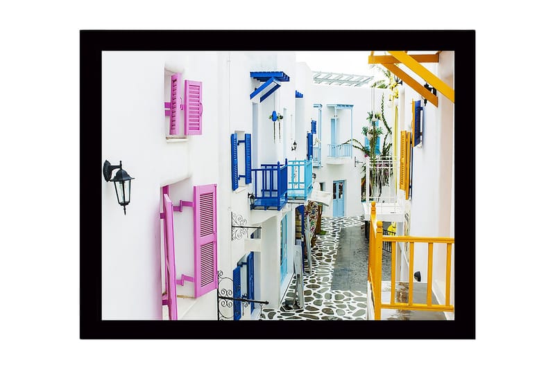 Kehystetty puutaulu canvasille - 41x56 cm - Värikäs katu valkoisilla taloilla ja värikkäillä ikkunaluukuilla, Vaaleanpunainen / Sininen / Keltainen