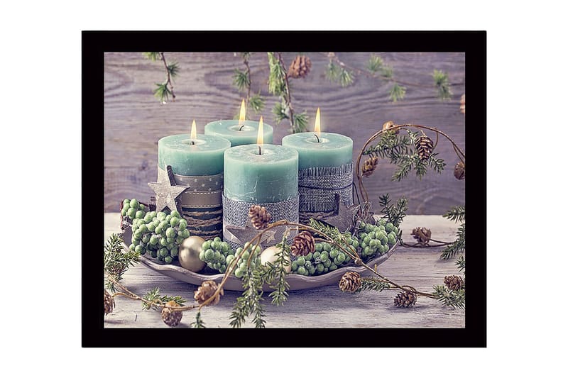 Kehystetty puutaulu canvasille - 41x56 cm - Talvikoristeena sytytettyjä kynttilöitä kuusenoksilla ja käpyillä, Vihreä / Vaaleansininen / Beige
