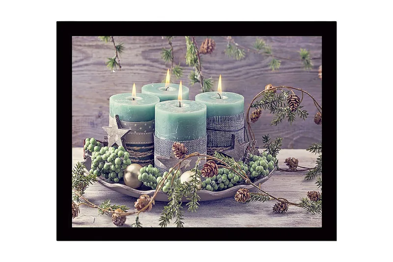 Kehystetty puutaulu canvasille - 41x56 cm - Talvikoristeena sytytettyjä kynttilöitä kuusenoksilla ja käpyillä, Vihreä / Vaaleansininen / Beige