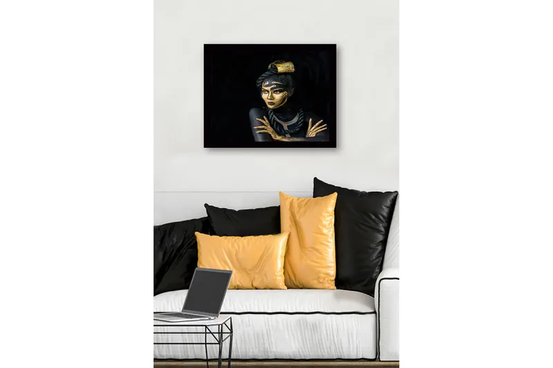 Kehystetty puutaulu canvasille - 41x56 cm - Muotokuva naisesta, jolla on kultainen meikki ja yksityiskohtaiset kuviot - Kulta / Musta - Sisustustuotteet - Taulu & taide