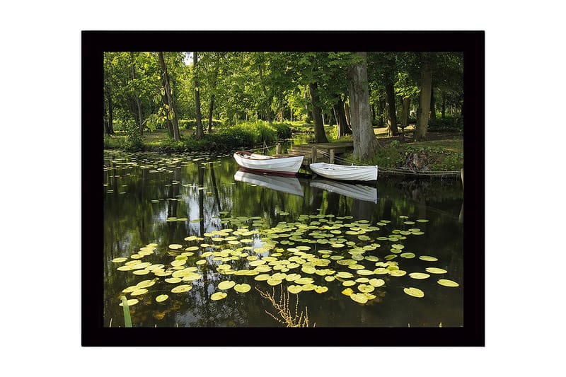 Kehystetty puutaulu canvasille - 41x56 cm - Tyyni järvi lumpeen ja veneiden kanssa rehevässä ympäristössä, Vihreä / Keltainen / Valkoinen