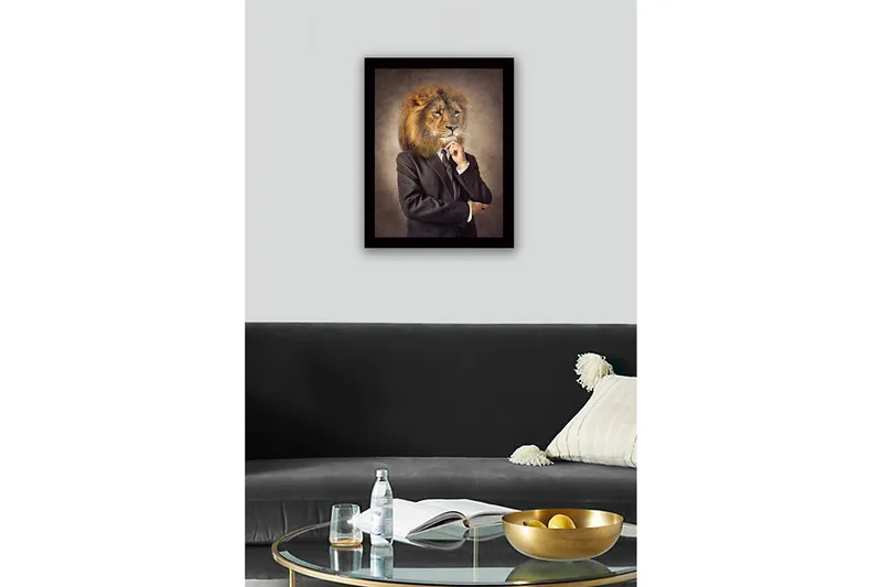 Kehystetty puutaulu canvasille - 41x56 cm - Leijonanpää puvussa -mies - Beige / Tummanruskea / Musta - Sisustustuotteet - Taulu & taide