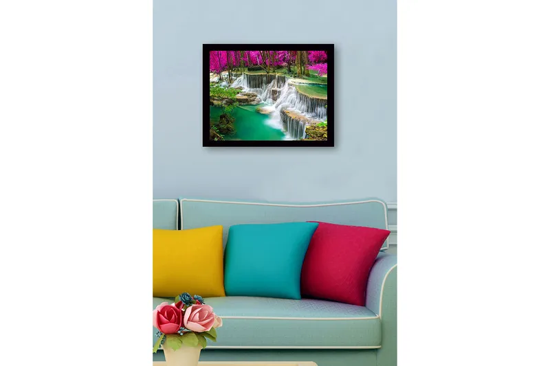 Kehystetty puinen canvas-taulu - 41x56 cm - Vesiputous rehevän vehreyden ja vaaleanpunaisten puiden ympäröimänä - Turkoosi / Vihreä / Vaaleanpunainen - Sisustustuotteet - Taulu & taide