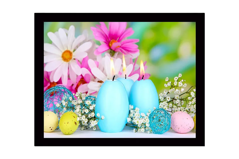 Kehystetty puukangas - 41x56 cm - Kevään rauha vaaleansinisillä kynttilöillä ja värikkäillä pääsiäismunilla, Vaaleansininen / Vaaleanpunainen / Keltainen