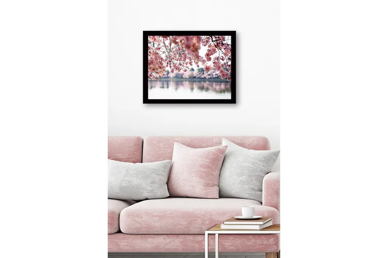 Kehystetty puutaulu canvasille - 41x56 cm - Kukkivia kirsikkapuita peilimäisen järven rannalla - Vaaleanpunainen / Vihreä / Sininen - Sisustustuotteet - Taulu & taide