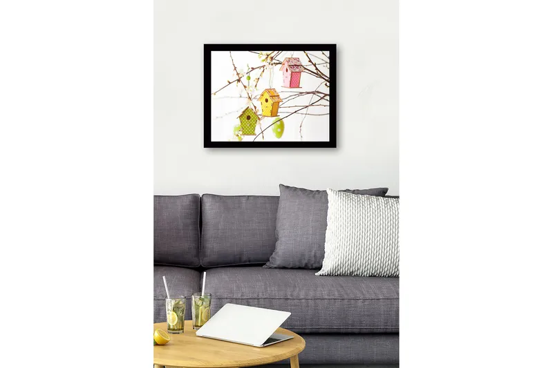 Kehystetty puutaulu canvasille - 41x56 cm - Värikkäät linnunpöntöt roikkuvat kukkaisissa oksissa - Vihreä / Vaaleanpunainen / Keltainen - Sisustustuotteet - Taulu & taide