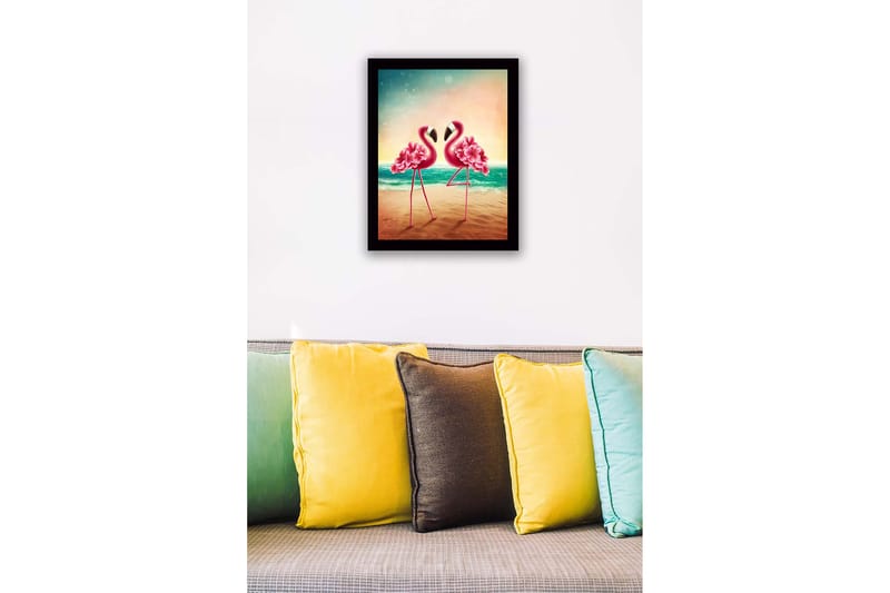 Kehystetty puutaulu - 41x56 cm - Kaksi flamingoja kukka-asetelmilla seisomassa lähellä toisiaan meren rannalla - Vaaleanpunainen / Turkoosi / Beige - Sisustustuotteet - Taulu & taide