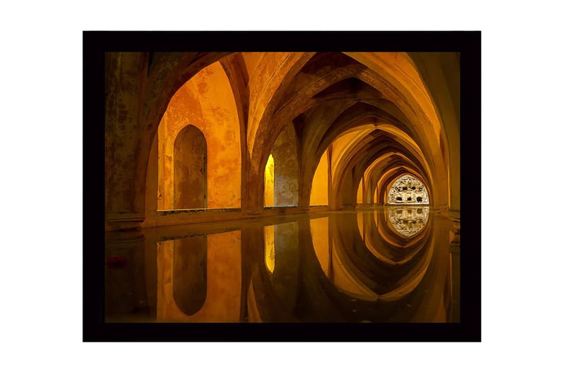 Kehystetty puucanvas - 41x56 cm - Kaunis arkkitehtuuri heijastuu tyynessä veden pinnassa, Kulta / Oranssi / Ruskea