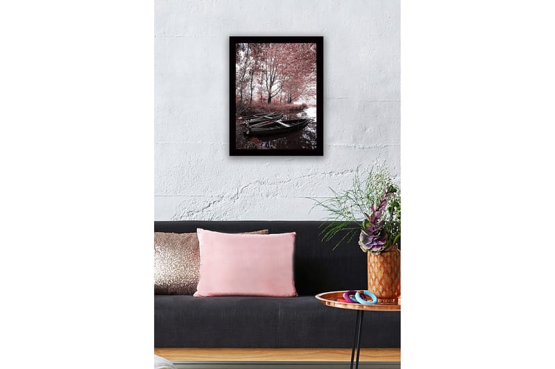 Kehystetty puutaulu canvasille - 41x56 cm - Rauhallisuus peilimäisen järven rannalla veneiden ja syksyn värien ympäröimänä - Punainen / Musta / Harmaa - Sisustustuotteet - Taulu & taide