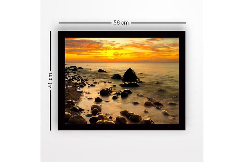 Kehystetty puutaulu canvasille - 41x56 cm - Auringonlasku kivisen rannan yllä tyynessä vedessä - Oranssi / Tummanharmaa / Kulta - Sisustustuotteet - Taulu & taide