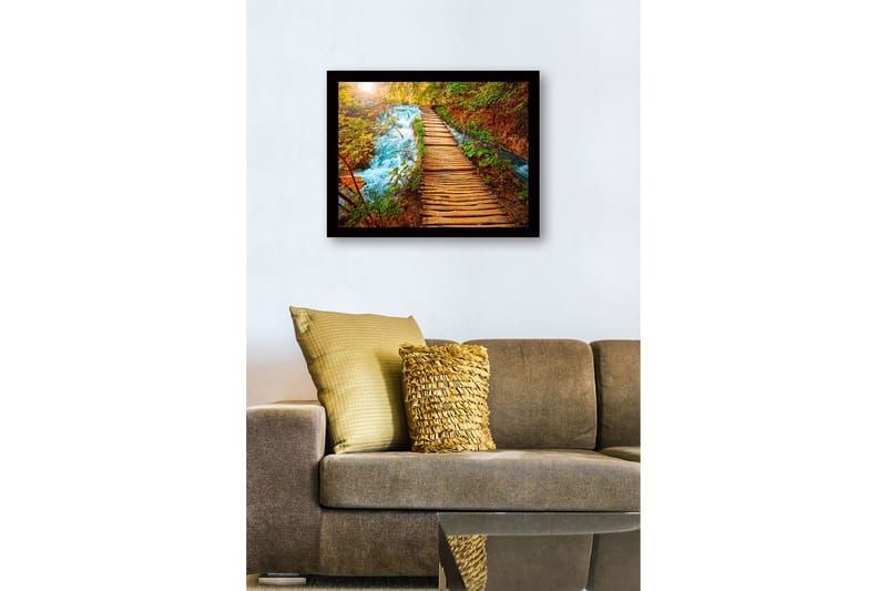 Kehystetty puinen canvastaulu - 41x56 cm - Kaunis puinen silta, joka johtaa väreilevän puron yli rehevän luonnon ympäröimänä - Vihreä / Sininen / Ruskea - Sisustustuotteet - Taulu & taide