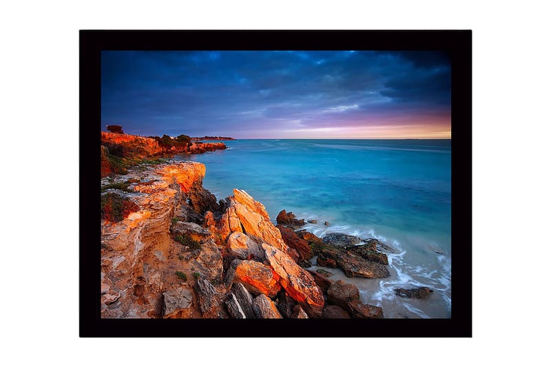 Kehystetty puutaulu canvas-taululla - 41x56 cm - Kaunis rannikko kallioineen ja meri hämärässä, Turkoosi / Oranssi / Harmaa