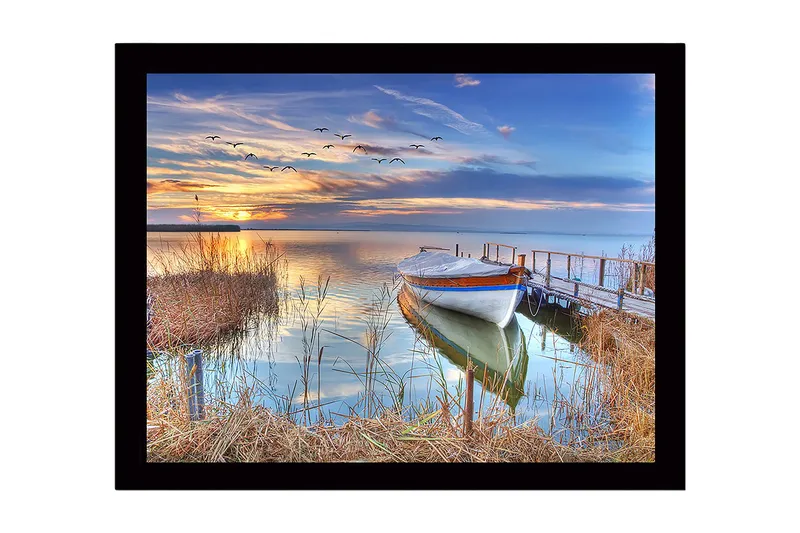 Kehystetty puutaulu canvasille - 41x56 cm - Kaunis auringonlasku rauhallisen järven yllä ja vene laiturilla, Sininen / Oranssi / Vihreä