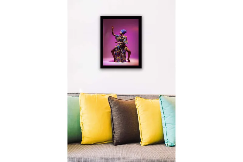 Kehystetty puutaulu canvasille - 41x56 cm - Elegantti nainen värikkäissä perinnevaatteissa voimakkaassa poseerauksessa - Violetti / Sininen / Kulta - Sisustustuotteet - Taulu & taide