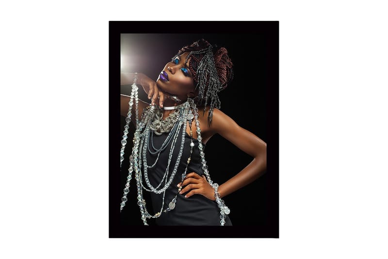 Kehystetty puinen canvas-taulu - 41x56 cm - Elegantti nainen kimaltelevilla koruilla ja dramaattisella meikillä, Musta / Hopea / Violetti