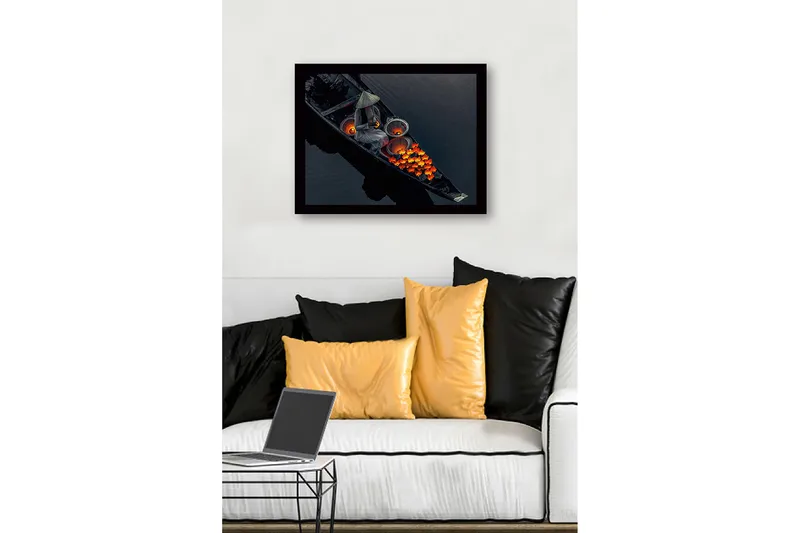 Kehystetty puutaulu canvasille - 41x56 cm - Nainen veneessä lyhtyjen ja kirkkaanväristen kukkien kanssa - Oranssi / Musta / Harmaa - Sisustustuotteet - Taulu & taide