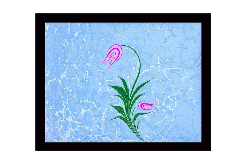 Kehystetty puutaulu canvasille - 41x56 cm - Tyylitelty kukka vaaleanpunaisilla silmuilla ja vihreillä lehdillä vaaleansinisellä pohjalla - Vaaleansininen / Vaaleanpunainen / Vihreä - Sisustustuotteet - Taulu & taide