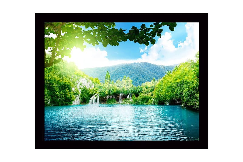 Kehystetty puutaulu canvas-taululla - 41x56 cm - Tyyni järvi vesiputouksella, rehevän vehreyden ja vuorten ympäröimänä, Vihreä / Turkoosi / Sininen