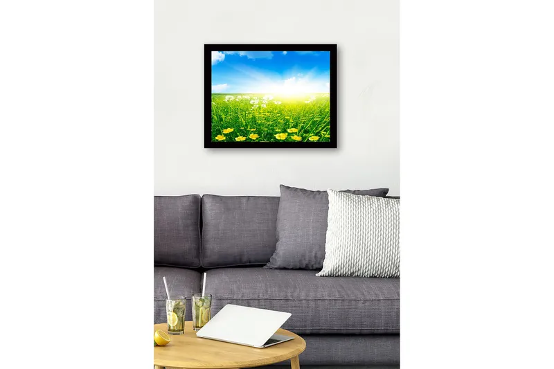 Kehystetty puutaulu canvasille - 41x56 cm - Aurinkoinen niitty keltaisilla kukilla ja vihreällä ruoholla - Keltainen / Vihreä / Sininen - Sisustustuotteet - Taulu & taide