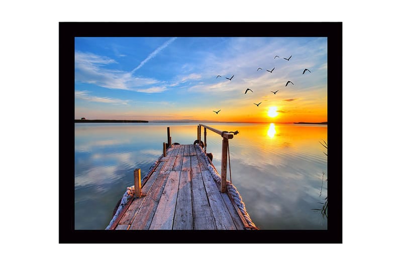 Kehystetty puutaulu canvasille - 41x56 cm - Auringonlasku rauhallisen järven yllä laiturin ja lentävien lintujen kanssa, Oranssi / Sininen / Harmaa