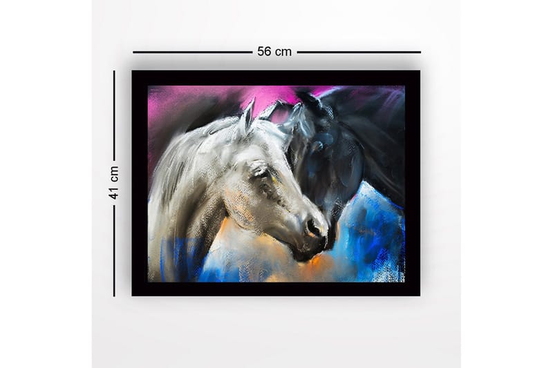 Kehystetty puutaulu canvasille - 41x56 cm - Kaksi kontrastiväristä hevosta, toinen valkoinen ja toinen musta, kohtaavat dynaamisessa sommitelmassa - Valkoinen / Musta / Sininen - Sisustustuotteet - Taulu & taide