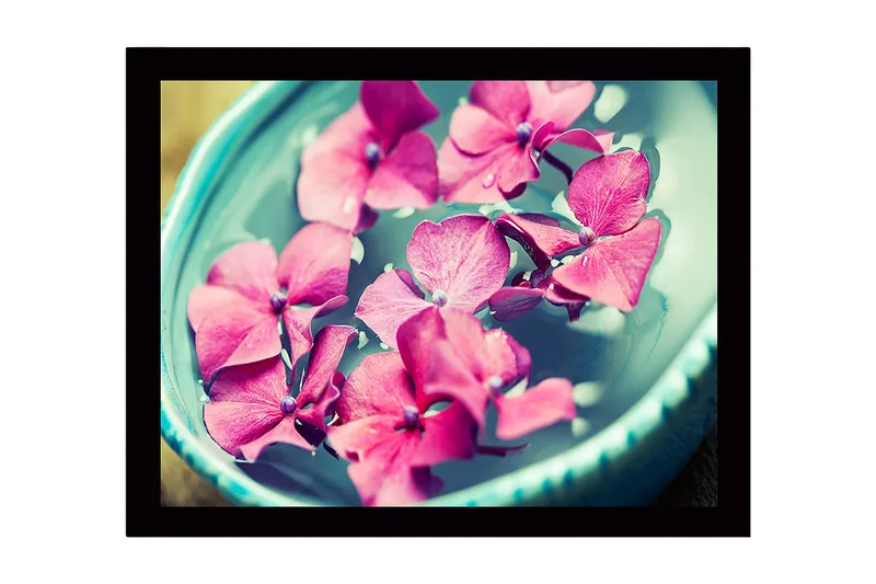 Kehystetty puutaulu canvasille - 41x56 cm - Vaaleanpunaiset kukat kelluvat vesikulhossa, Vaaleanpunainen / Turkoosi / Vihreä