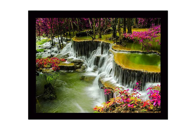 Kehystetty puutaulu canvasille - 41x56 cm - Vesiputous värikkäiden kukkien ja vehreyden ympäröimänä, Vihreä / Vaaleanpunainen / Keltainen