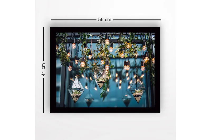 Kehystetty puukangas - 41x56 cm - Riippuva lasimaljakko kasveilla ja valonlähteillä - Vihreä / Musta / Kulta - Sisustustuotteet - Taulu & taide