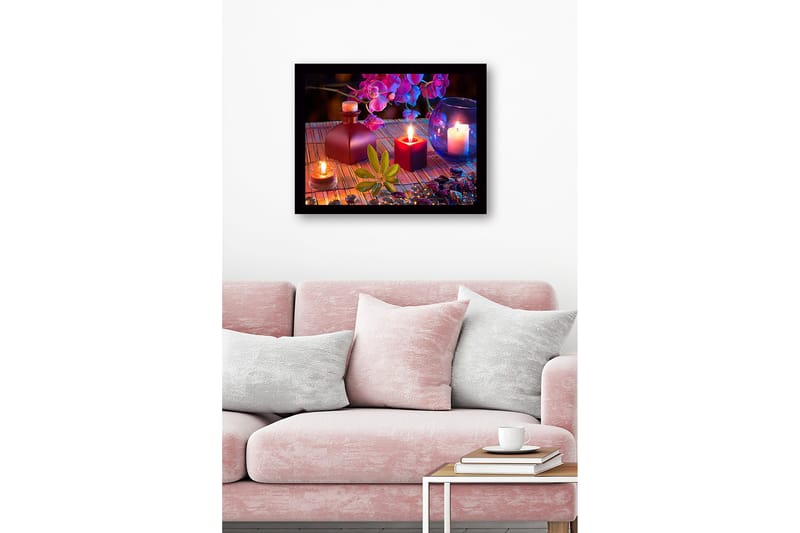 Kehystetty puukangas - 41x56 cm - Tunnelmallinen sommitelma kynttilöillä ja kukilla - Violetti / Punainen / Vihreä - Sisustustuotteet - Taulu & taide