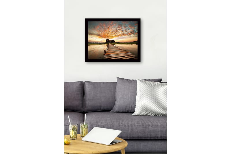 Kehystetty puinen canvas-taulu - 41x56 cm - Kaunis laituri tyynen veden yllä auringonlaskun aikaan - Oranssi / Sininen / Vihreä - Sisustustuotteet - Taulu & taide