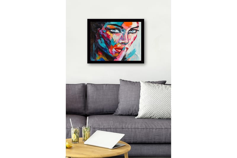 Kehystetty puinen canvas-taulu - 41x56 cm - Muotokuva naisesta salaperäisellä eleellä - Sininen / Punainen / Vaaleanpunainen - Sisustustuotteet - Taulu & taide