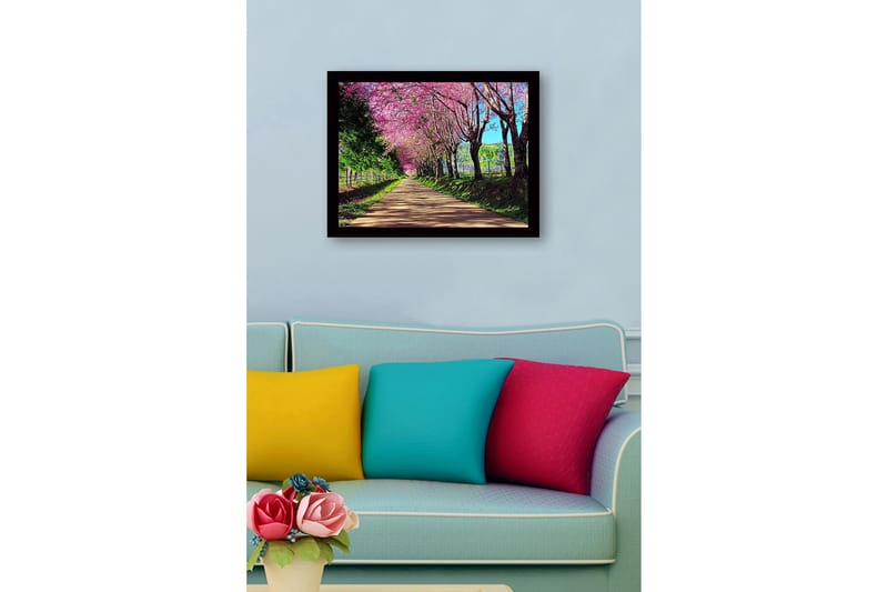 Kehystetty puutaulu canvasille - 41x56 cm - Kaunis katu kukkivien kirsikkapuiden kanssa vaaleanpunaisissa sävyissä - Vaaleanpunainen / Vihreä / Ruskea - Sisustustuotteet - Taulu & taide