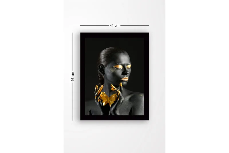 Kehystetty puutaulu canvasille - 41x56 cm - Mustapukuinen nainen, jolla on kultaisia yksityiskohtia ja geometrinen muoto käsissään - Musta / Kulta - Sisustustuotteet - Taulu & taide
