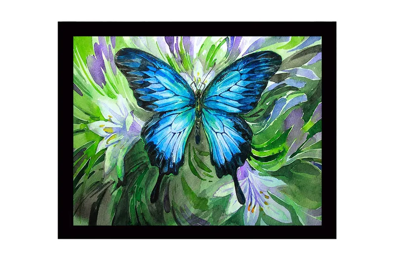 Kehystetty puutaulu canvasille - 41x56 cm - Upea sininen perhonen vihreässä ja violetissa ympäristössä - Sininen / Vihreä / Violetti - Sisustustuotteet - Taulu & taide