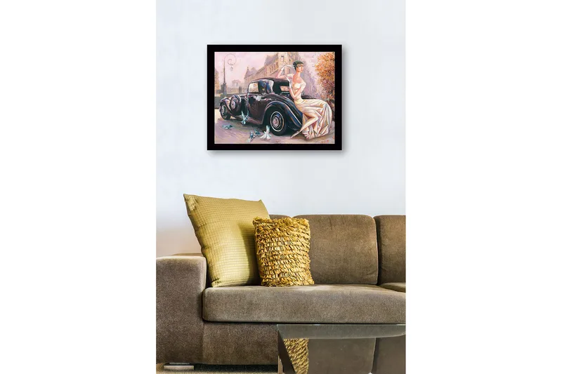 Kehystetty puutaulu canvasille - 41x56 cm - Elegantti nainen valkoisessa mekossa istumassa klassikkoautossa - Musta / Beige / Vaaleanpunainen - Sisustustuotteet - Taulu & taide