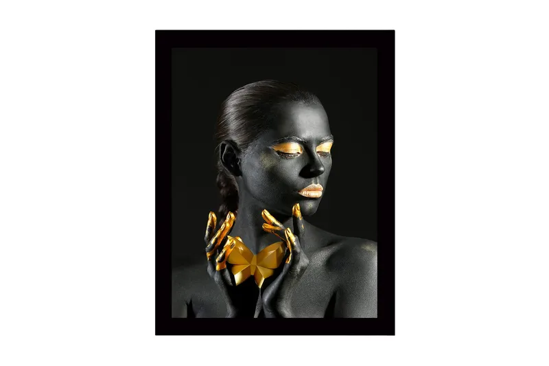 Kehystetty puutaulu canvasille - 41x56 cm - Mustapukuinen nainen, jolla on kultaisia yksityiskohtia ja geometrinen muoto käsissään, Musta / Kulta