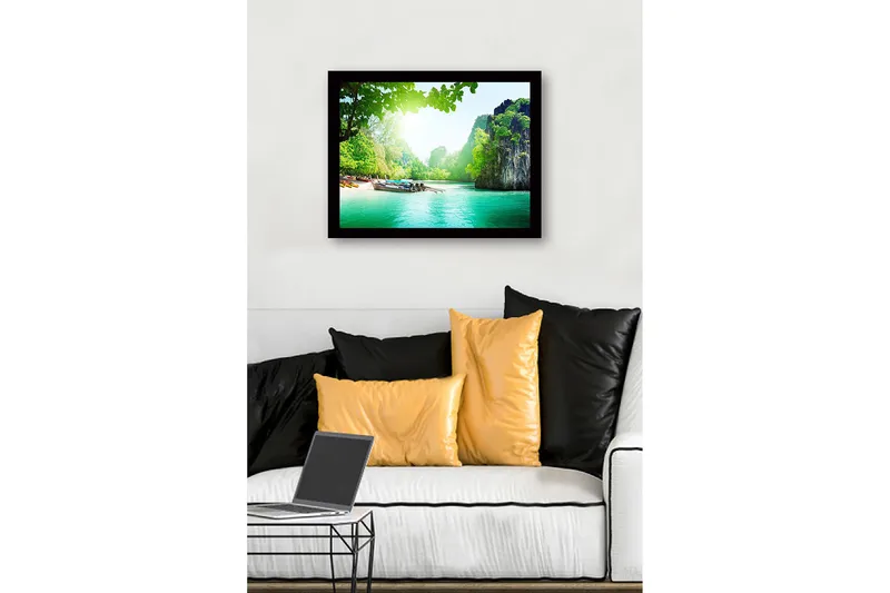 Kehystetty puutaulu canvasille - 41x56 cm - Kaunis rannikkomaisema veneillä vihreällä rannalla - Vihreä / Turkoosi / Sininen - Sisustustuotteet - Taulu & taide