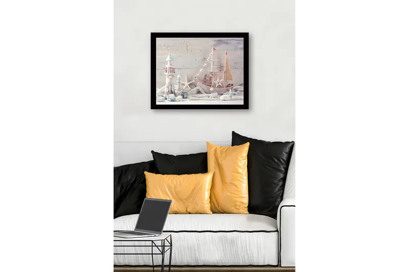 Kehystetty puutaulu canvasille - 41x56 cm - Merellinen rauha veneen ja majakoiden keskellä - Vaaleansininen / Valkoinen / Beige - Sisustustuotteet - Taulu & taide