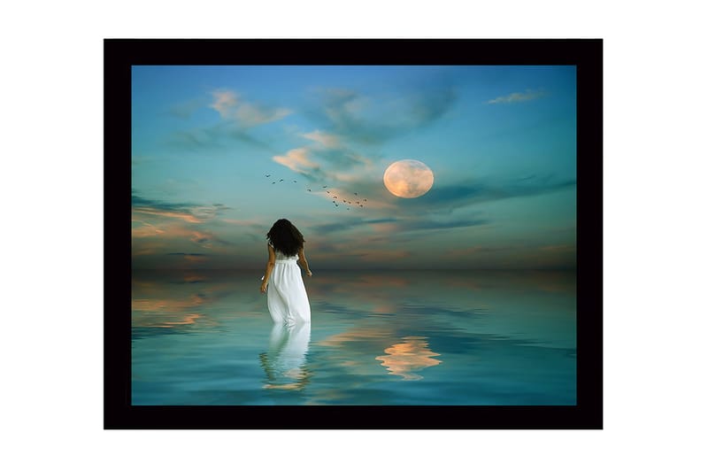 Kehystetty puinen canvas-taulu - 41x56 cm - Nainen valkoisessa mekossa kävelee kohti täysikuuta tyynen veden yllä - Sininen / Valkoinen / Harmaa - Sisustustuotteet - Taulu & taide