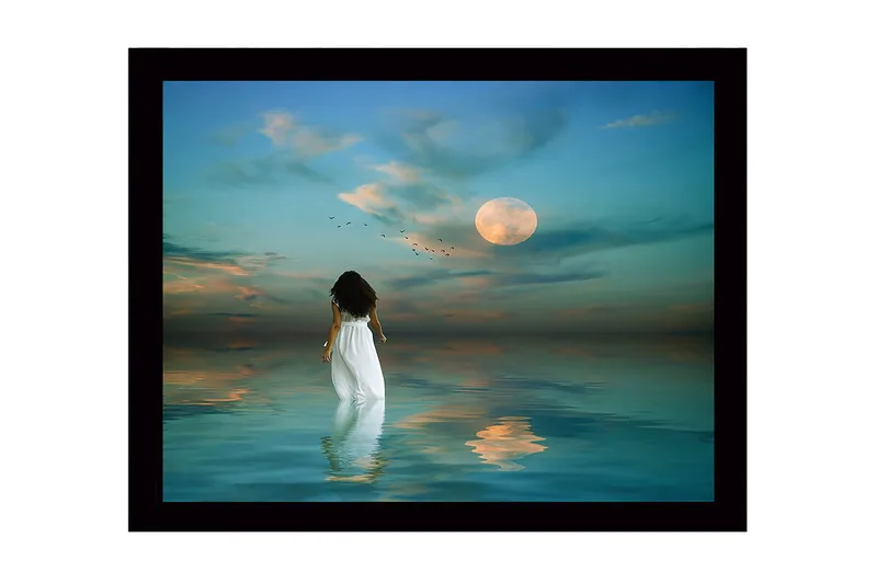 Kehystetty puinen canvas-taulu - 41x56 cm - Nainen valkoisessa mekossa kävelee kohti täysikuuta tyynen veden yllä, Sininen / Valkoinen / Harmaa