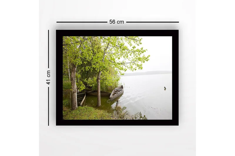 Kehystetty puutaulu canvasille - 41x56 cm - Rauha järven rannalla veneiden ja rehevien puiden keskellä - Vihreä / Ruskea / Harmaa - Sisustustuotteet - Taulu & taide
