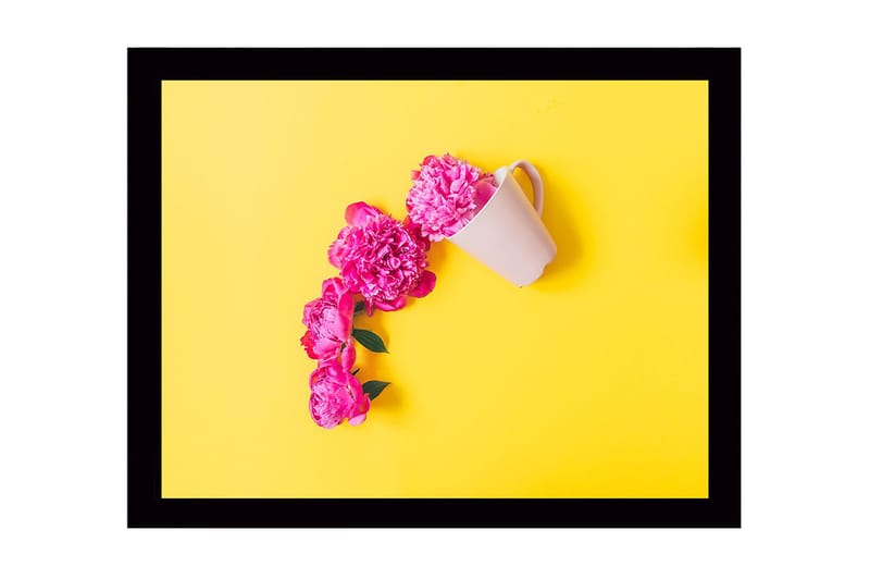 Kehystetty puinen canvas-taulu - 41x56 cm - Vaaleanpunaiset pionit valkoisesta kupista keltaisella pohjalla - Vaaleanpunainen / Keltainen - Sisustustuotteet - Taulu & taide