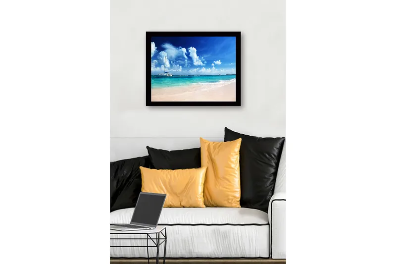 Kehystetty puinen canvas-taulu - 41x56 cm - Purjevene kirkkaansinisellä merenrannalla - Sininen / Turkoosi / Valkoinen - Sisustustuotteet - Taulu & taide