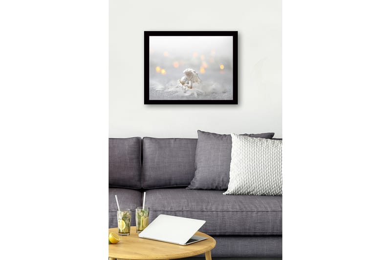 Kehystetty puutaulu canvasille - 41x56 cm - Suloinen enkeli lepää höyhenpedissä - Valkoinen / Vaaleanharmaa / Kulta - Sisustustuotteet - Taulu & taide